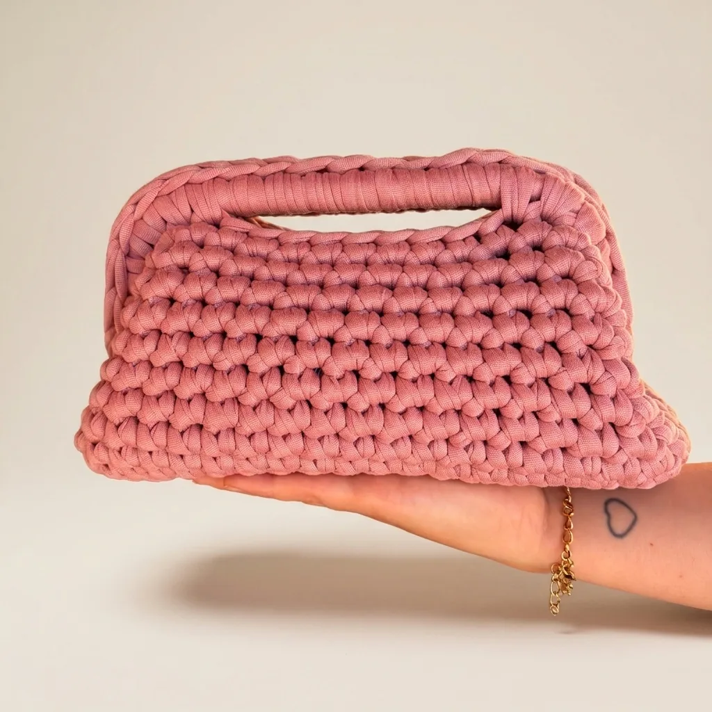 Borsa clutch in fettuccia all'uncinetto fatta a mano in Italia